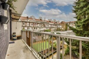 Ein Balkon mit Gartenblick.