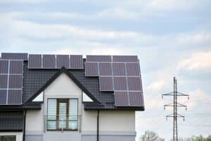 Haus mit Solaranlage auf dem Dach in Schwandorf wird renoviert.