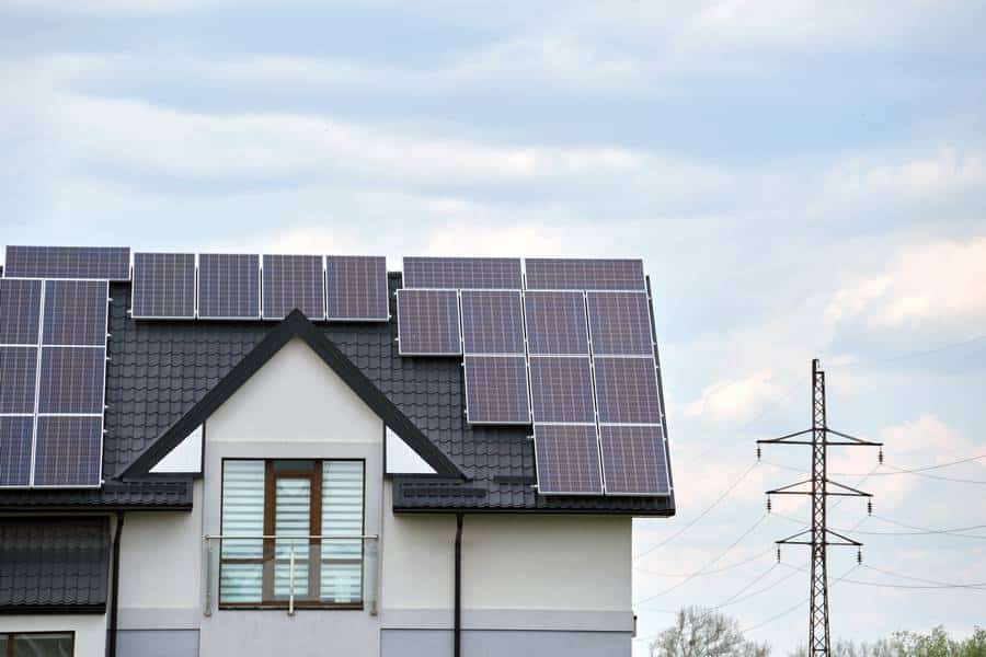 Haus mit Solaranlage auf dem Dach in Schwandorf wird renoviert.